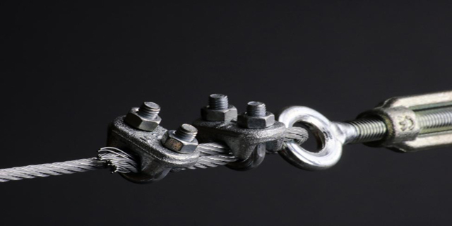 아연 도금 강철 와이어 로프는 강도, 다용도성 및 탄력성을 대표하는 견고한 솔루션입니다.