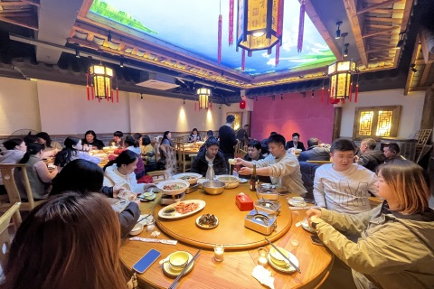 SRS Key Personnel Celebrate the Factory Director's Birthday