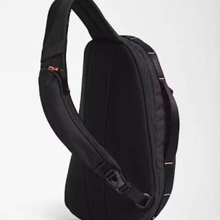 This is the perfect bag - for everything from daily life to vacation! Love the rose gold on the black