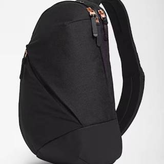 This is the perfect bag - for everything from daily life to vacation! Love the rose gold on the black