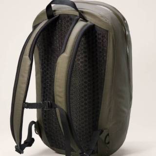 16L day backpack with super weather resistance, wear resistance and easy access