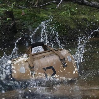 Bolsa de viaje y equipaje impermeable, tipo sillín, con cierre superior enrollable, correas de hombro, bolsillo interior y bolsillo de malla.