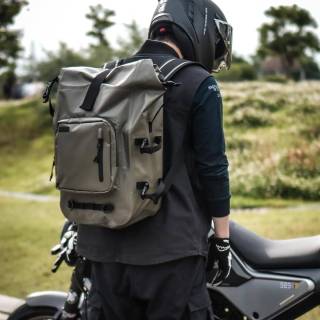 حقيبة أمتعة جافة مقاومة للماء مع إغلاق علوي قابل لللف للتجديف بالكاياك والسفر وركوب الأمواج والقوارب وصيد الأسماك والتخييم (لون زيتوني 35 لترًا)