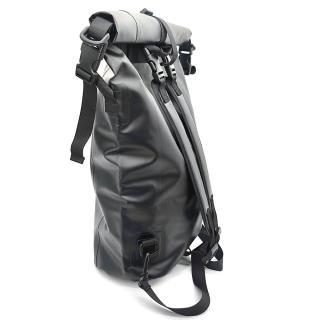 حقيبة ظهر متينة شديدة التحمل ومقاومة للماء، مناسبة للغوص والاستخدام اليومي، مزودة بخاصية فصل الملابس الجافة عن المبللة، وجيب علوي قابل للطي للحفاظ على جفاف المعدات.