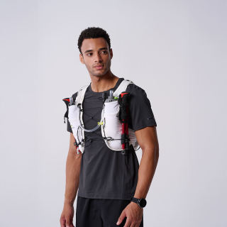 سترة جري بيضاء خفيفة الوزن مزودة بحامل هاتف عاكس، تتميز بسهولة الوصول إلى الماء أثناء الجري وركوب الدراجات، مصنوعة من البوليستر المقاوم للماء.